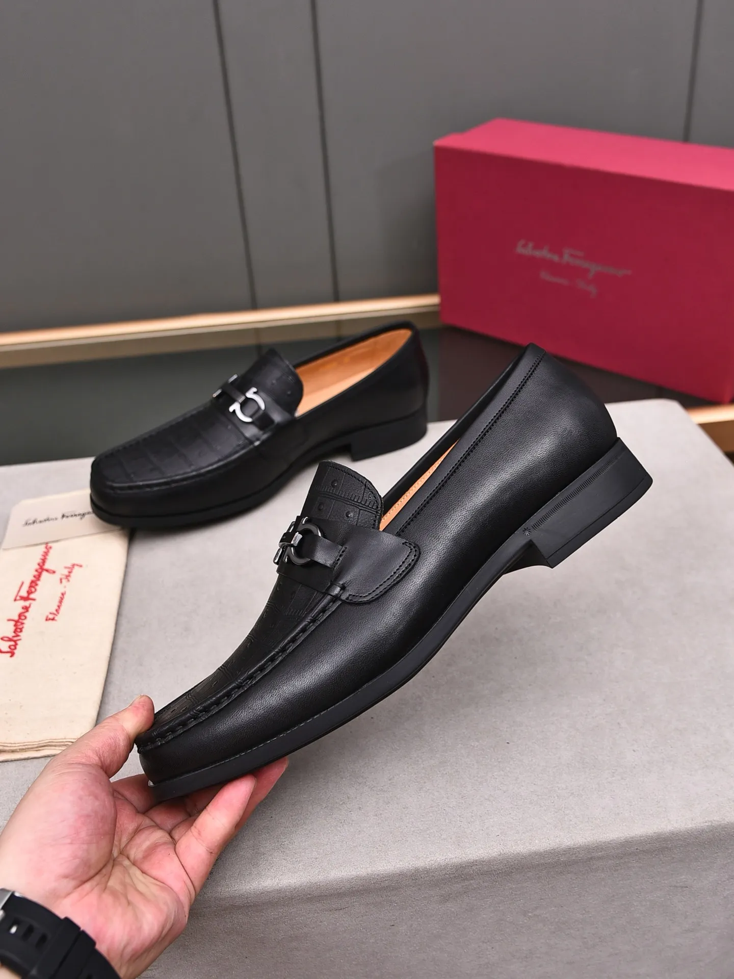 Factory: 250 [Original running volume quality] Brand: Ferragamo (Ferragamo) Size: Men's size 38/44 (45 can be customized) Grade: Same style as the official website High-end quality men's shoes Material: Original first-layer calfskin Water-dyed cowhide lining Original outsole Style category: Men's fashion formal business casual leather shoes Slip-on men's shoes high-top series Young fashion European and American trends British style Casual matching Comfortable feet